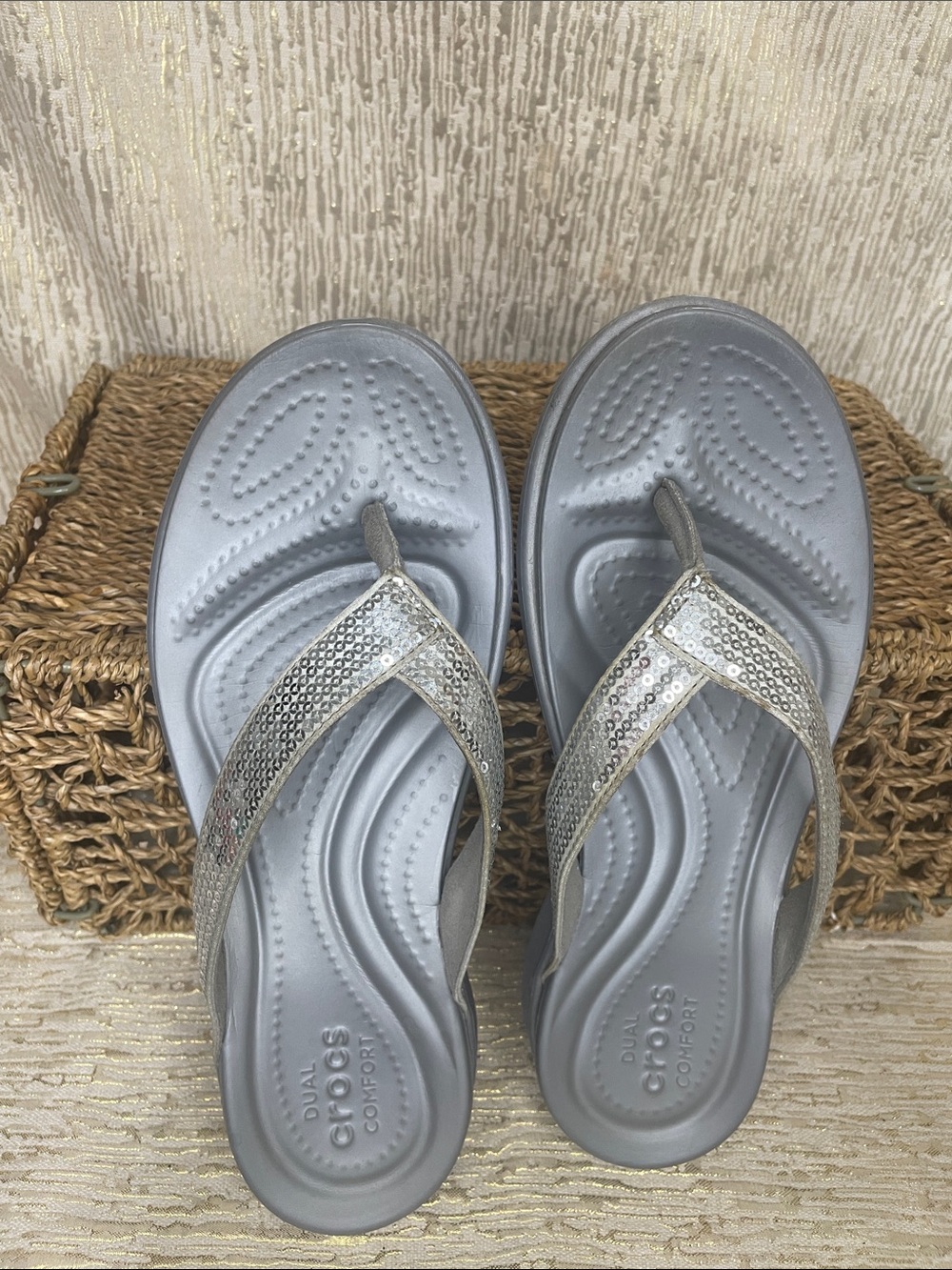 CROCS Women's Silver Sequin Thong Sandals Sz 8